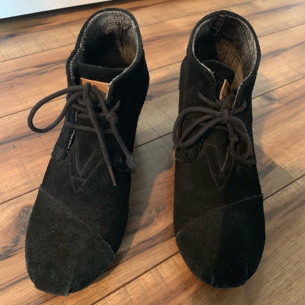 Tom’s wedges black suede